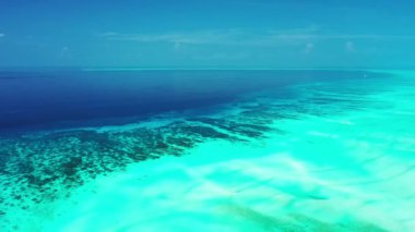 Derin mavi ve sığ turkuaz deniz suyu. Jamaika, Karayipler 'in tropik doğa manzarası.