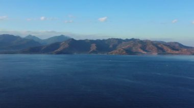 Arka planda dağlar olan deniz manzarası. Koh Samui huzurlu sahne, Tayland.