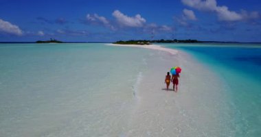 Jamaika tropik adasının egzotik sahillerinde balayı tatili yapan güzel bir çift..