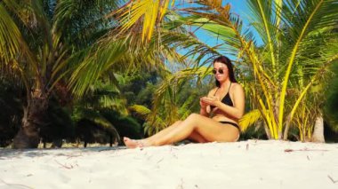 Siyah mayo giyen, plajda güneşlenen yaz tatili konsept görüntüler. 