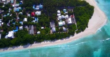 Kıyıdaki küçük binaların havadan görünüşü. Dominik Cumhuriyeti, Karayipler 'de yaz cenneti.