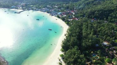 Gündüz deniz manzaralı. Bali 'nin güneşli yaz doğası.