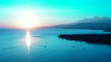 Bulanık dağlarla canlı bir günbatımı. Fiji, Okyanusya 'nın doğal manzarası.