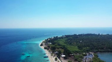Yazlık adanın havadan görünüşü. Endonezya, Bali 'ye tropikal yolculuk.