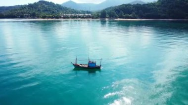 Arka planda dağlar olan deniz manzarası. Koh Samui huzurlu sahne, Tayland.