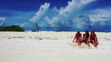 Gündüz vakti Maldivler 'de tropikal egzotik sahillerde dinlenen mutlu kadınlar..