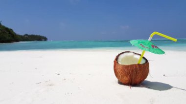 Sahilde samanlı hindistan cevizi kokteyli. Tayland, Asya 'da tatil sahnesi. 