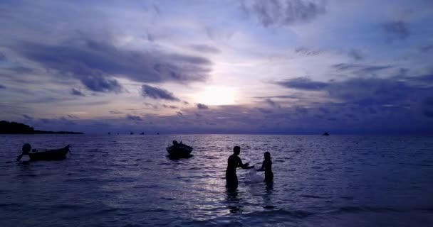 Älskade Par Koppla Den Tropiska Stranden Vid Solnedgången Bali — Stockvideo