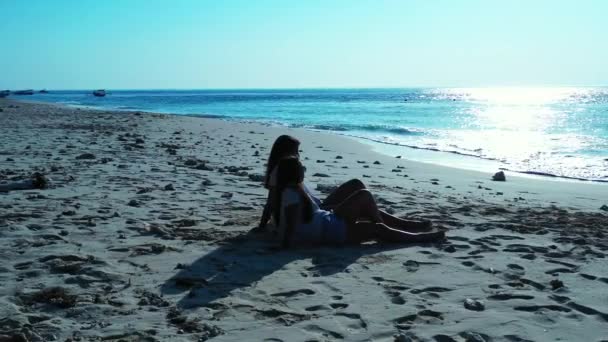 坐在沙滩上的漂亮女人 — 图库视频影像