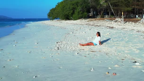 Ragazza Seduta Sulla Spiaggia Sabbia Rilassante — Video Stock