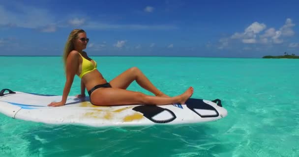 Vidéo Fille Athlétique Bronzer Sur Planche Surf Balancer Sur Les — Video