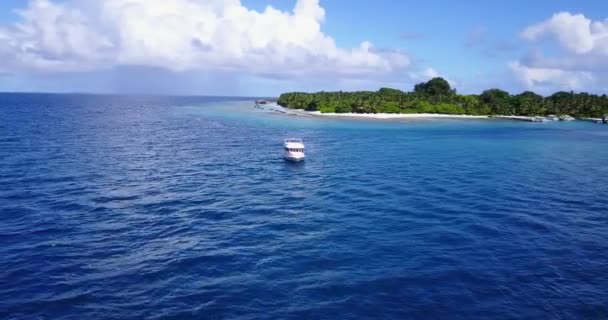 Яхта Белых Туристов Островным Фоном Летнее Время Бали Индонезия — стоковое видео