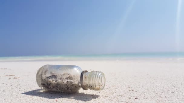 Небольшая Стеклянная Бутылка Пляже Бали Индонезия — стоковое видео