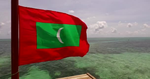 Ondeando Bandera Roja Verde Con Luna Mar Naturaleza Bali Indonesia — Vídeos de Stock
