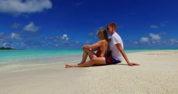 Romantiskt Par Tropisk Strand — Stockvideo