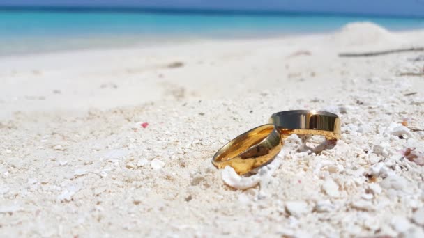 Vista Encerramento Anéis Casamento Dourado Praia Paisagem Verão República Dominicana — Vídeo de Stock
