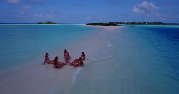 Vacaciones Playa Las Mujeres Relajándose Agua Del Mar Turquesa Caribe — Vídeo de stock