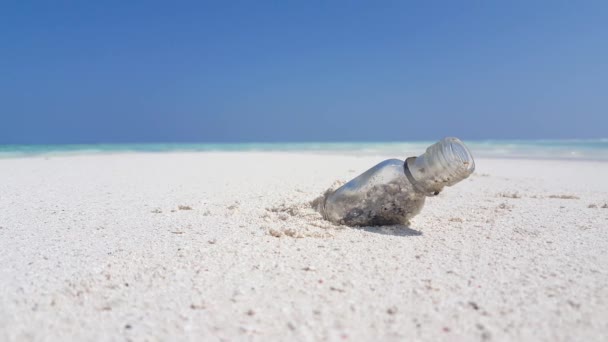 Bottiglia Vetro Sulla Spiaggia Natura Esotica Della Repubblica Dominicana Caraibi — Video Stock