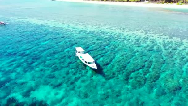 豪华游艇在蓝色的大海中航行 在印度尼西亚巴厘的暑假 — 图库视频影像