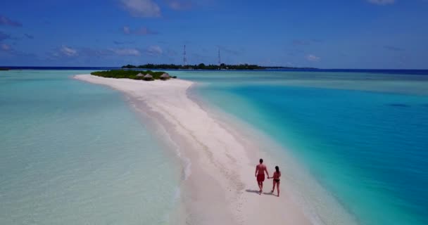 Pasangan Manis Merangkul Dan Bersenang Senang Pantai Belakang Langit Biru — Stok Video