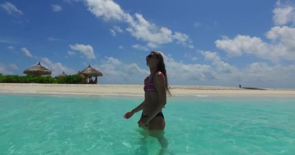 Mujer Rizada Bikini Divirtiéndose Hidratando Piel Con Agua Tomando Sol — Vídeos de Stock