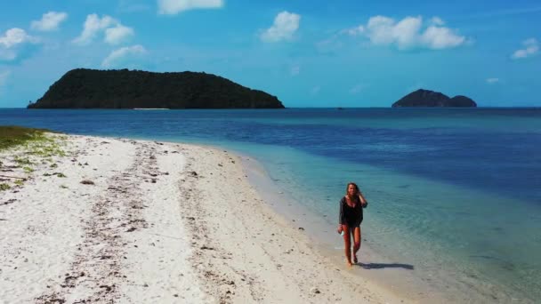 Vue Une Fille Marchant Sur Plage Sable Pensant Quelque Chose — Video