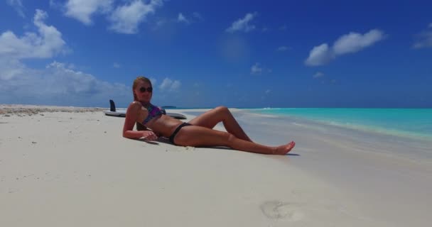 Mujer Bastante Sonriente Bikini Tendida Playa Maldivas Tabla Surf Fondo — Vídeos de Stock