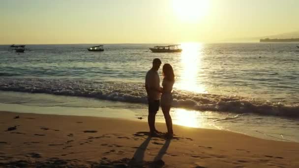 Pôr Sol Dramático Acima Oceano Praia Tropical Jovem Casal Costa — Vídeo de Stock