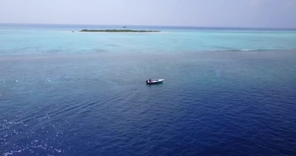 Μικρό Ιστιοφόρο Κοντά Στο Τροπικό Νησί Ταξιδεύοντας Στις Μαλδίβες — Αρχείο Βίντεο