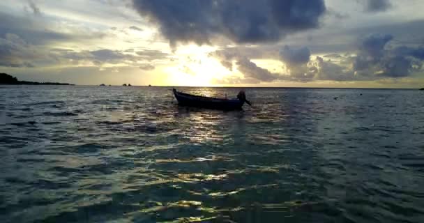 Aangemeerde Boot Zwaaiend Golven Bij Zonsondergang Zomer Reis Naar Koh — Stockvideo