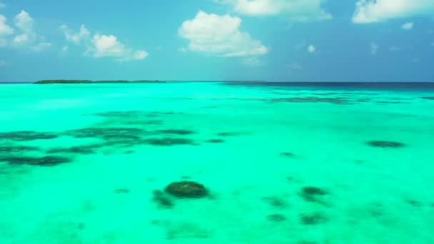 Удивительный Вид Девственный Пляж Белым Песком Чистой Бирюзовой Водой Экзотическая — стоковое видео