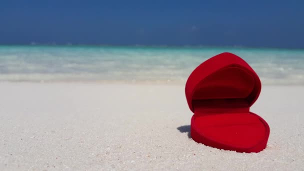 ビーチで赤いハート型の箱 カリブ海のドミニカ共和国への夏の旅行 — ストック動画
