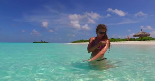 Mujer Rizada Bikini Hidratando Piel Con Agua Tomando Sol Maldivas — Vídeos de Stock