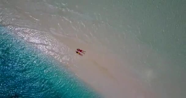 Férias Amantes Românticos Relaxando Areia Por Mar Tailândia — Vídeo de Stock