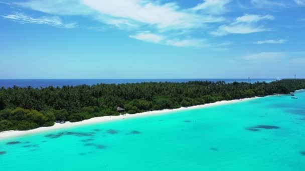 ターコイズブルーの水で島の端のトップビュー バリ島 インドネシアでの休暇 — ストック動画