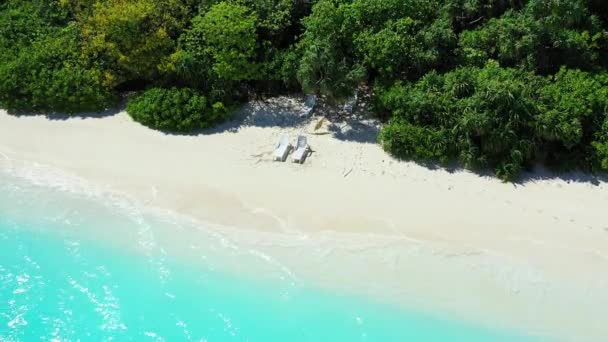Δύο Ξαπλώστρες Καθαρή Ακτή Καλοκαιρινό Ταξίδι Στη Δομινικανή Δημοκρατία Καραϊβική — Αρχείο Βίντεο