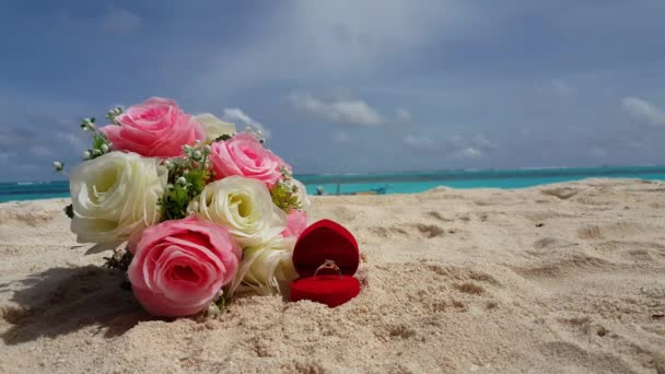 Anello Nuziale Con Bouquet Sposa Sulla Spiaggia Relax Estivo Malesia — Video Stock