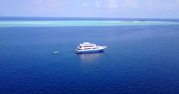 Luftaufnahmen Von Weißen Luxusjachten Auf Blauem Meer Meerblick Auf Die — Stockvideo