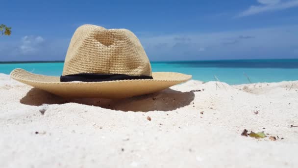 Strohhut Auf Sand Strand Sommerurlaub Auf Bali Indonesien — Stockvideo