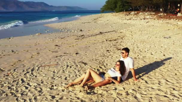Ρομαντικό Ζευγάρι Χαλαρώνοντας Στην Τροπική Παραλία — Αρχείο Βίντεο