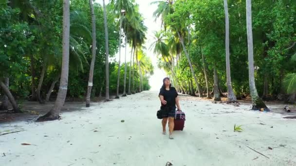Mulher Andando Praia Com Bagagem — Vídeo de Stock