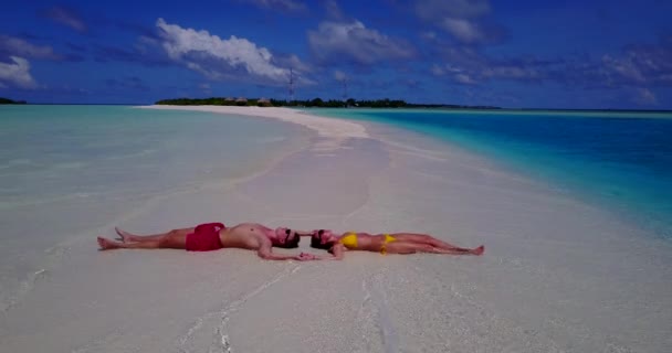 Hombre Mujer Jóvenes Yacían Costa Del Mar Tomando Sol Hermosa — Vídeos de Stock