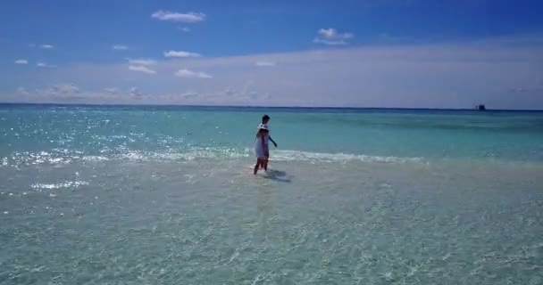 热带海滩上快乐浪漫的夫妻 — 图库视频影像