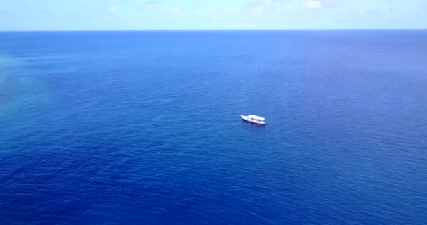 Μοναχικό Σκάφος Κινείται Στη Γαλάζια Θάλασσα Εξωτικές Διακοπές Στη Δομινικανή — Αρχείο Βίντεο