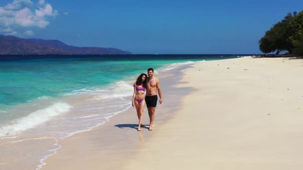 Isla Lujo Cristal Océano Video Con Pareja Enamorada Caminando Costa — Vídeo de stock