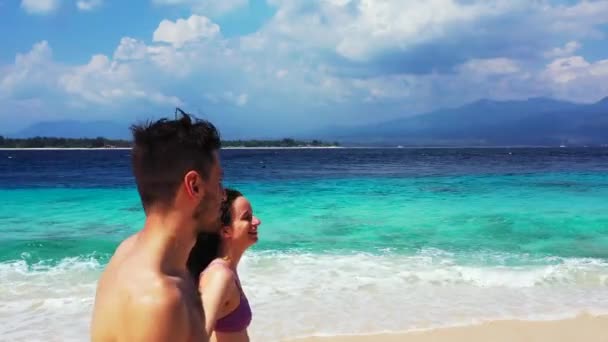 Feliz Joven Mujer Caminando Con Novio Costa Isla Tropical Concepto — Vídeo de stock