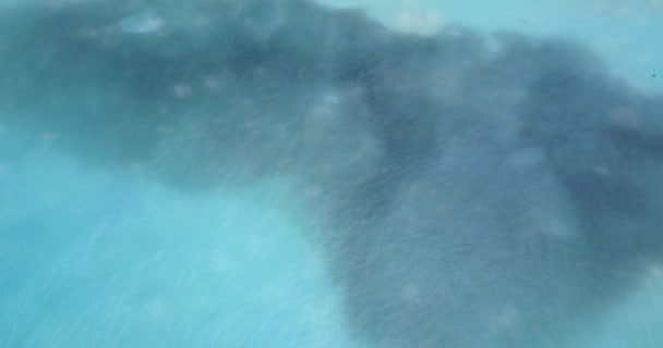 Στενή Θέα Του Κυματίζοντος Θαλασσινού Νερού Διάφανο Νερό Σκηνή Διακοπών — Αρχείο Βίντεο