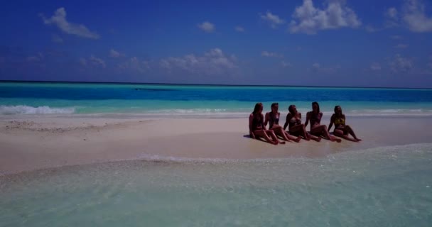 Jóvenes Mujeres Atractivas Relajarse Playa Del Mar Arena Brillante Cielo — Vídeo de stock