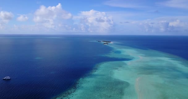 Yeşil Adanın Deniz Manzarası Açık Mavi Deniz Karayiplerdeki Dominik Cumhuriyeti — Stok video