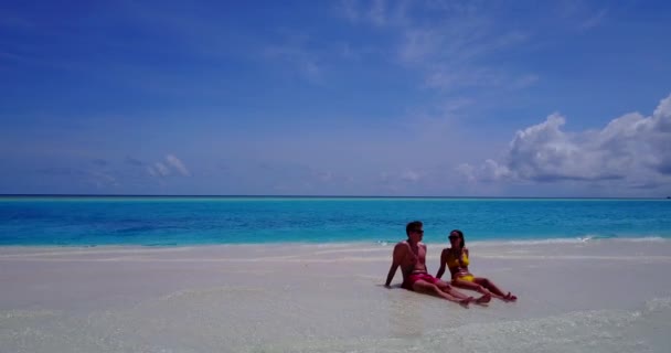 Encantador Jovem Casal Desfrutando Férias Costa Praia Tropical Arenosa Vídeo — Vídeo de Stock